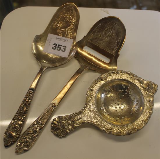 Dutch silver sifter & 2 slices(-)